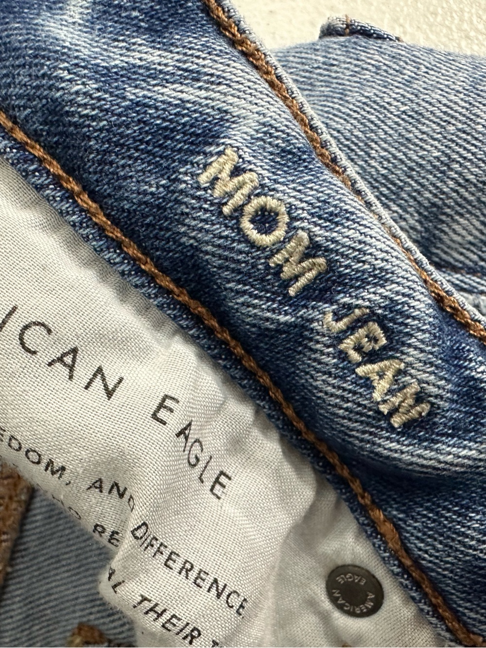 American Eagle Sz 2 Reg Distressed Stretch Mom Jeans Light Blue Denim Stretch - Picture 11 of 16
